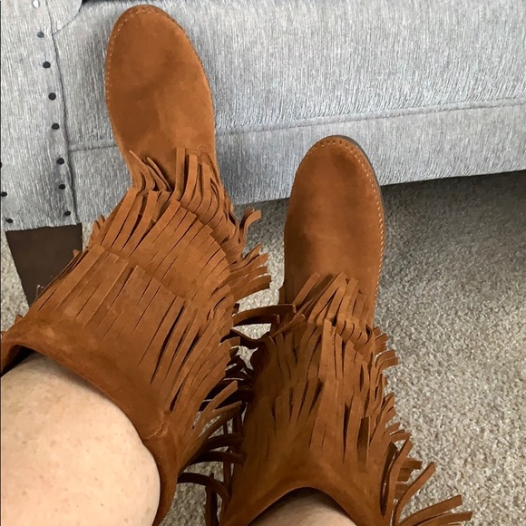 Minnetonka 3-Layer Fringe Suede Brown Boots, 8 - Picture 4 of 11